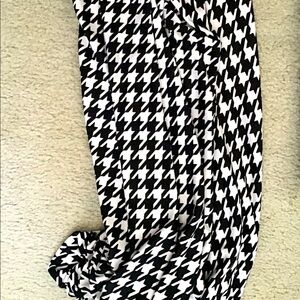 Houndstooth patterned infinity scarf